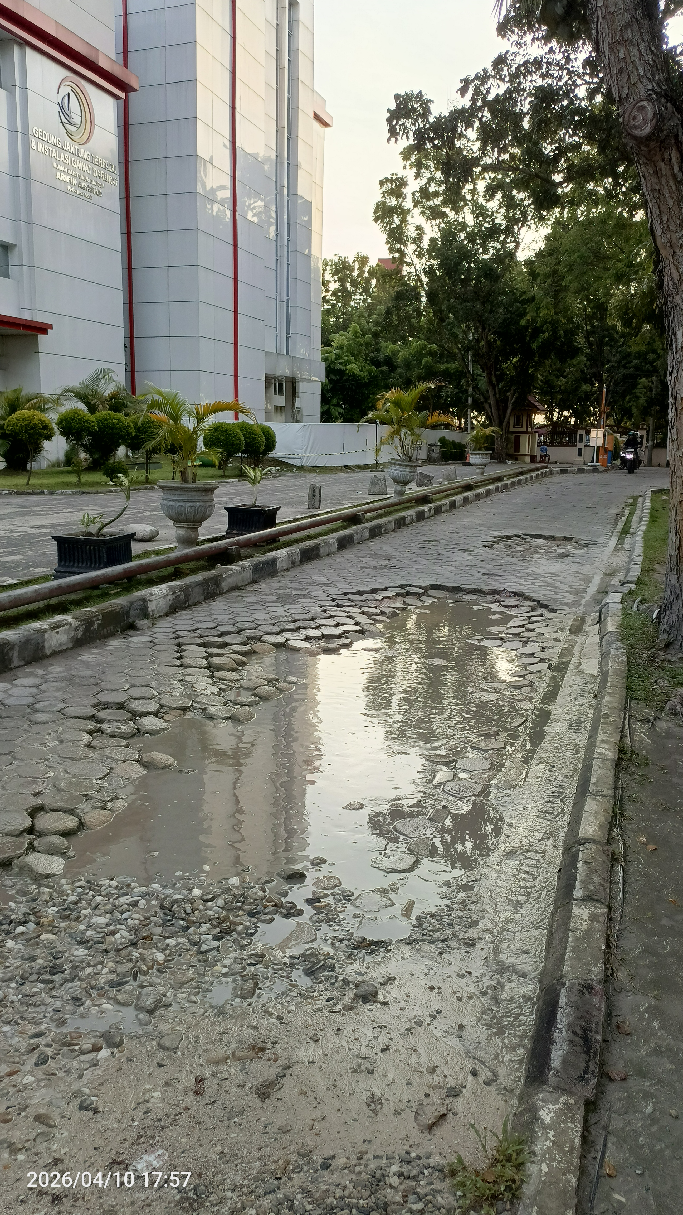 Jalan Masuk Parkiran RSUD Provinsi Riau Berlubang, Warga Keluhkan Keselamatan dan Kenyamanan