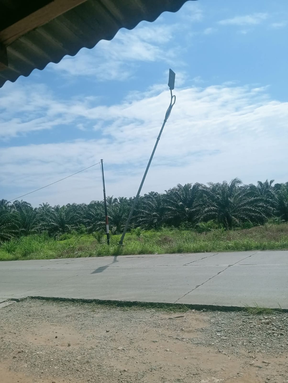 Laskar RMRB PAC Tandun Minta Pemda Perbaiki Tiang PJU Miring di Jalan Lintas Koto Tandun