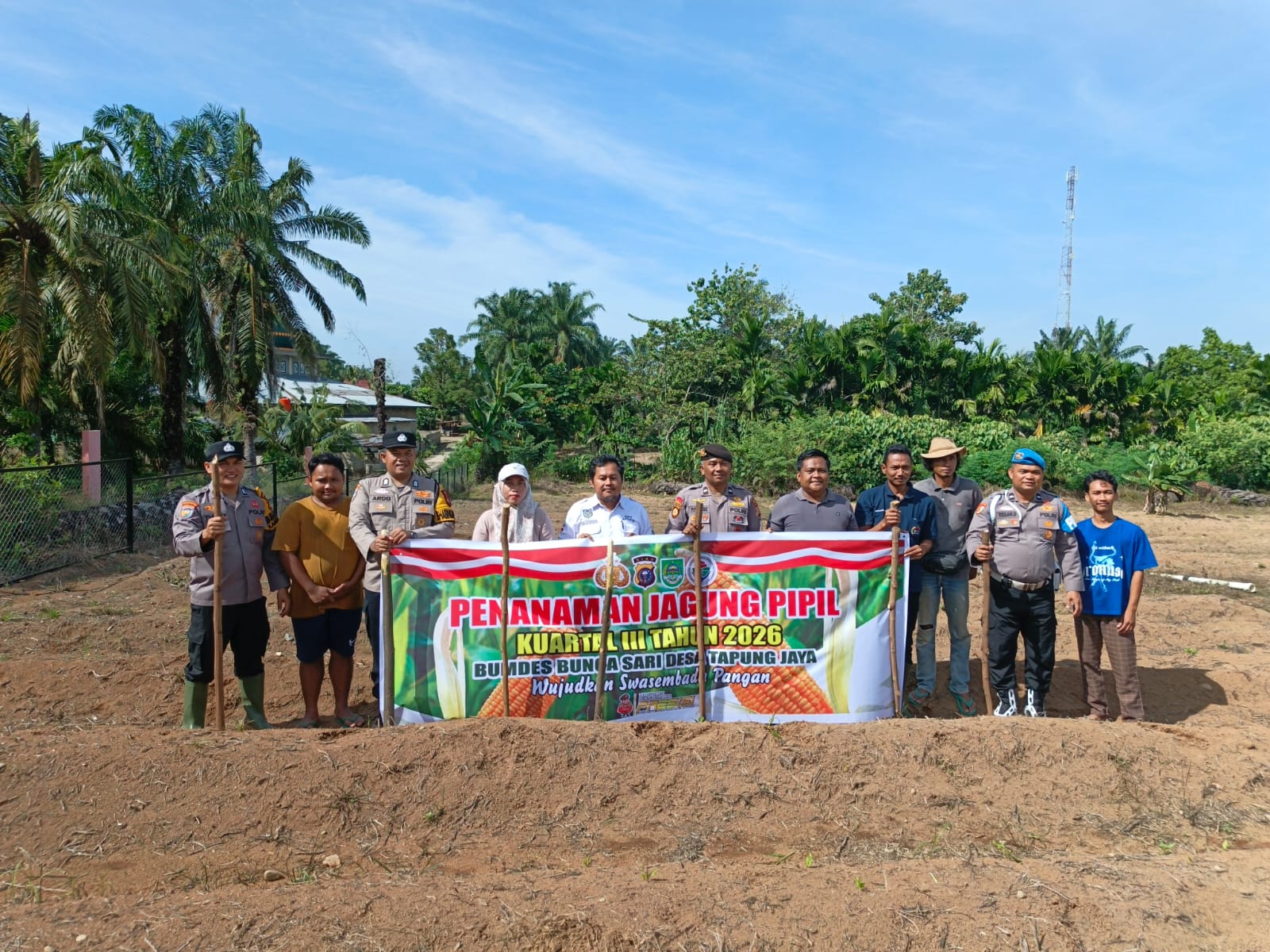 Dukung Ketahanan Pangan Nasional, Polsek Tandun Bersama Warga Tanam Jagung di Tapung Jaya