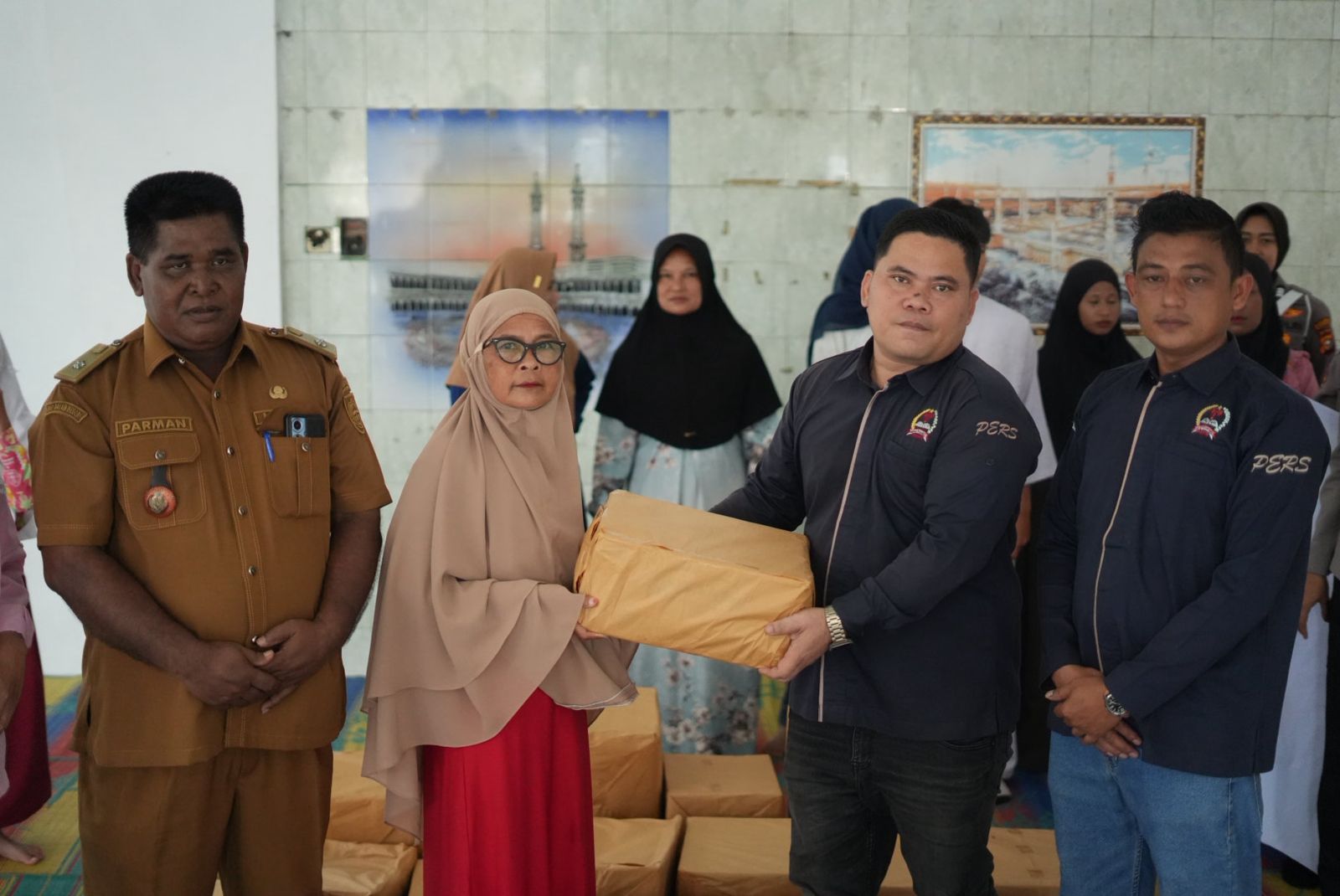 Penuh Keakraban dan Kekeluargaan, Polres Rohul dan DPC SPRI Berbagi Bansos di Desa Suka Maju, Semarak Maulid Nabi dan HUT Polwan ke-78