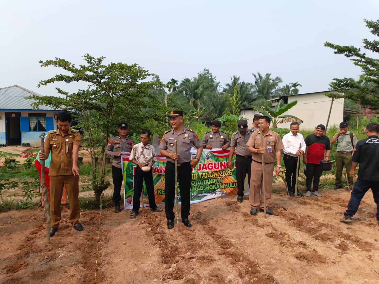 Perkuat Ketahanan Pangan, Polsek Tandun Tanam Jagung 1 Hektare  di Desa Koto Tandun