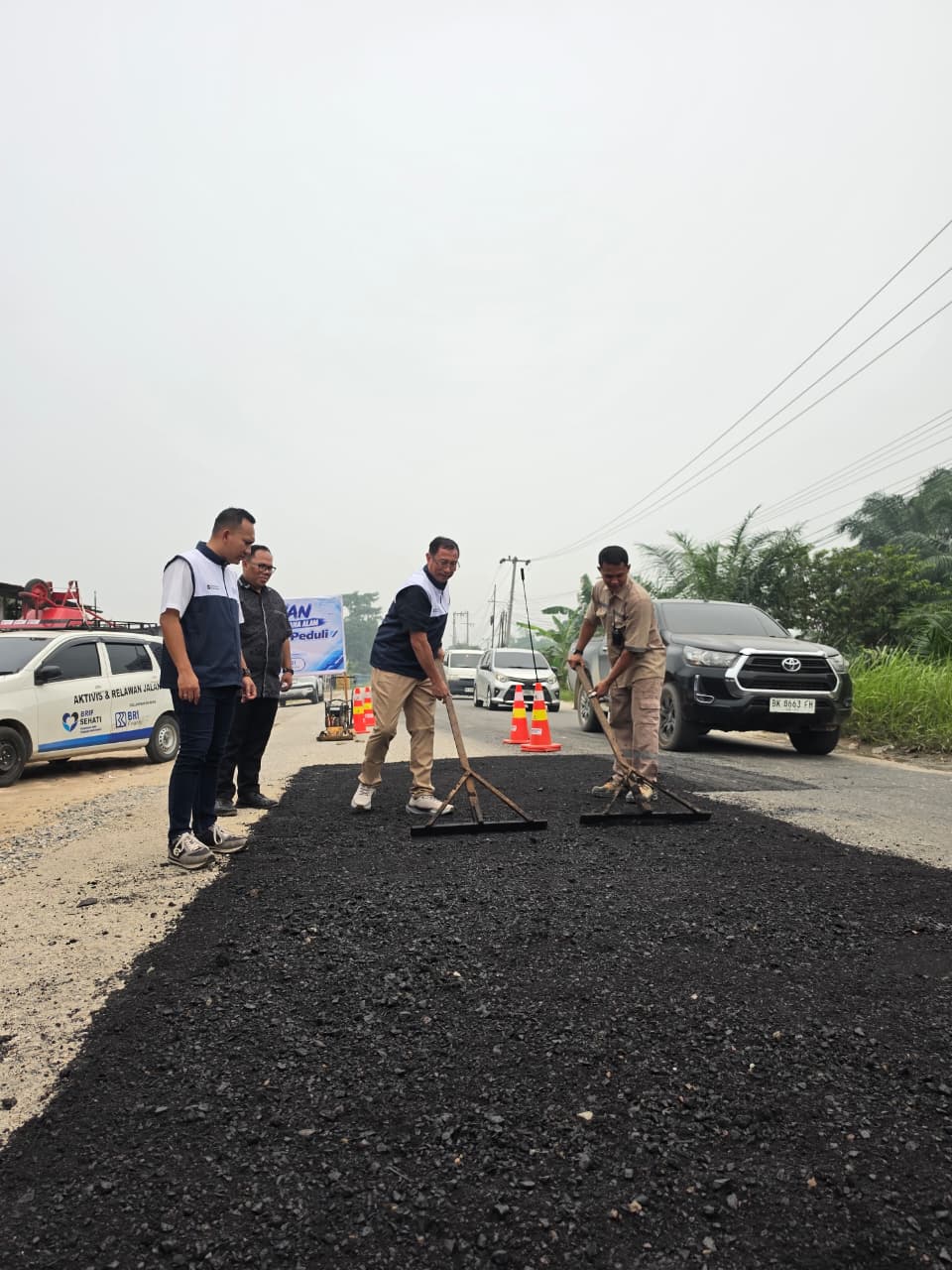 Aksi Tangani Jalan Rusak di Pekanbaru, BRI Finance Kolaborasi Bersama Nanda Ladio