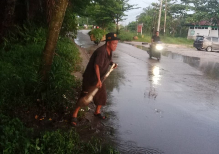 Patut Dicontoh,Tokoh Masyarakat Dumai Janangkok  Lumban Raja  Rela Hujan - Hujanan Demi Keselamatan Pengguna Jalan  dan Masyarakatnya.
