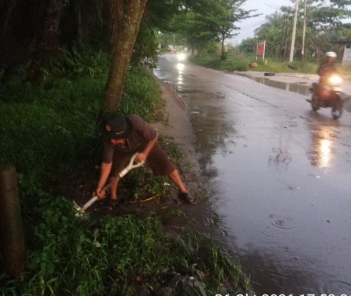 Maknai Semangat Sumpah Pemuda Dengan Aksi Nyata,Tokoh Masyarakat Janangkok Lumban Raja Berjibaku Alirkan Genangan Air di Bukit Batrem.