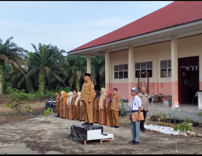 Wakil Wali Kota Dumai H.Sugiarto,SE,Jadi Inspektur Upacara di SMA Negeri 8 Bukit Kapur.