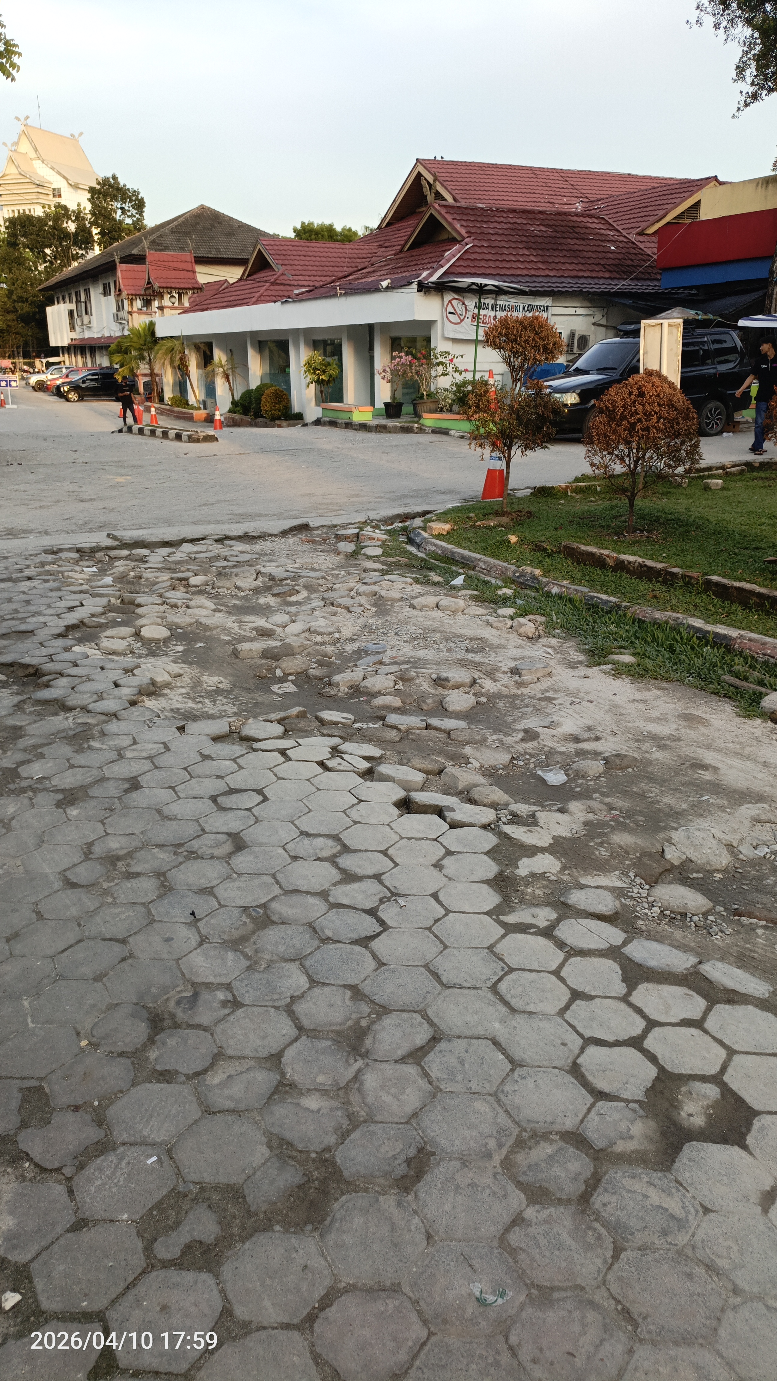 Jalan Tempat Parkiran Hancur